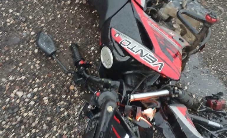 Tragedia en carretera Zitácuaro-Tuzantla: Adolescente muere y otro resulta herido en accidente de motocicleta.