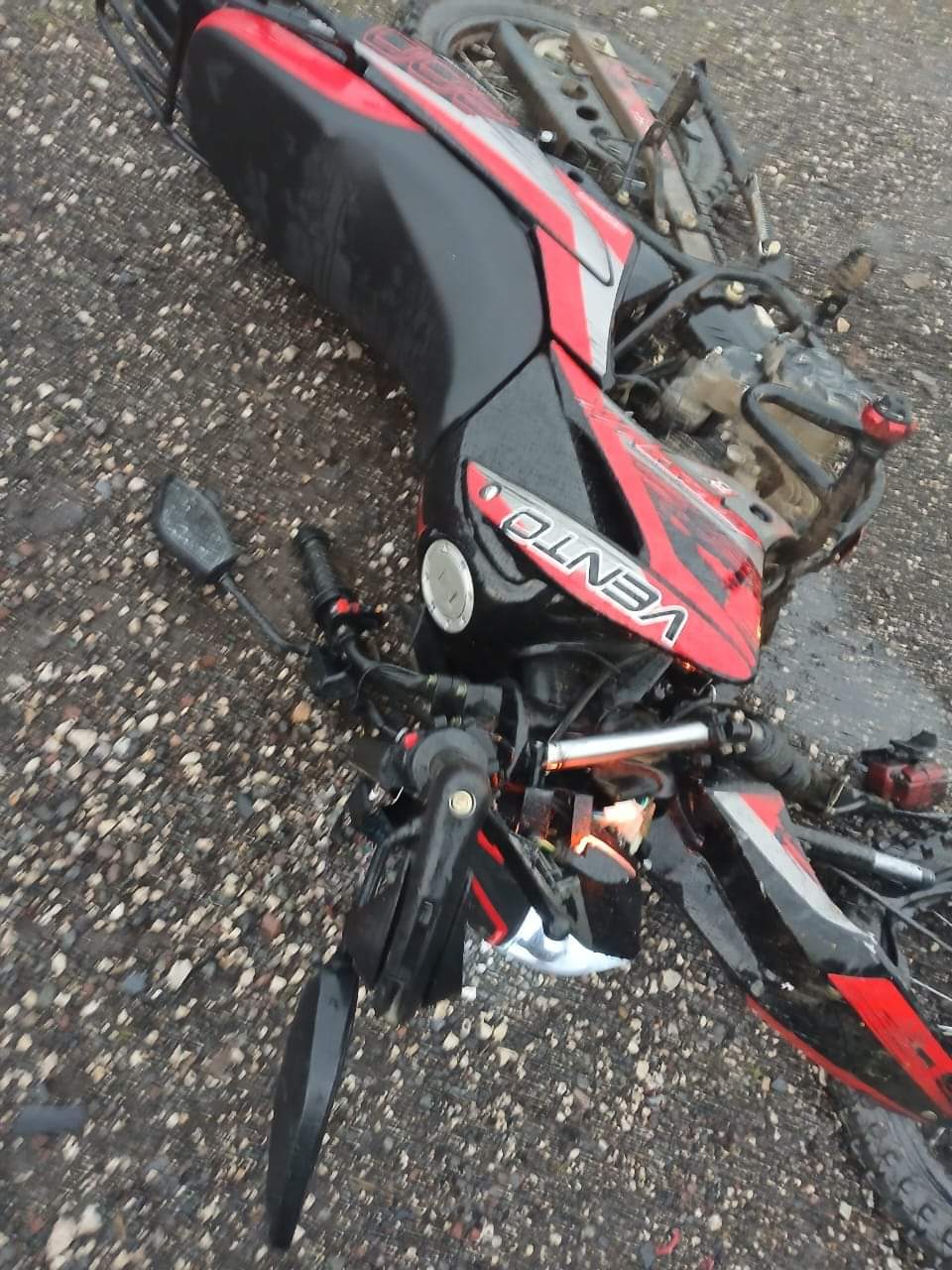 Tragedia en carretera Zitácuaro-Tuzantla: Adolescente muere y otro resulta herido en accidente de motocicleta.