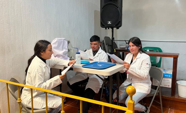 Estudiantes del Cecytem se preparan rumbo a la Olimpiada Estatal de Biología.