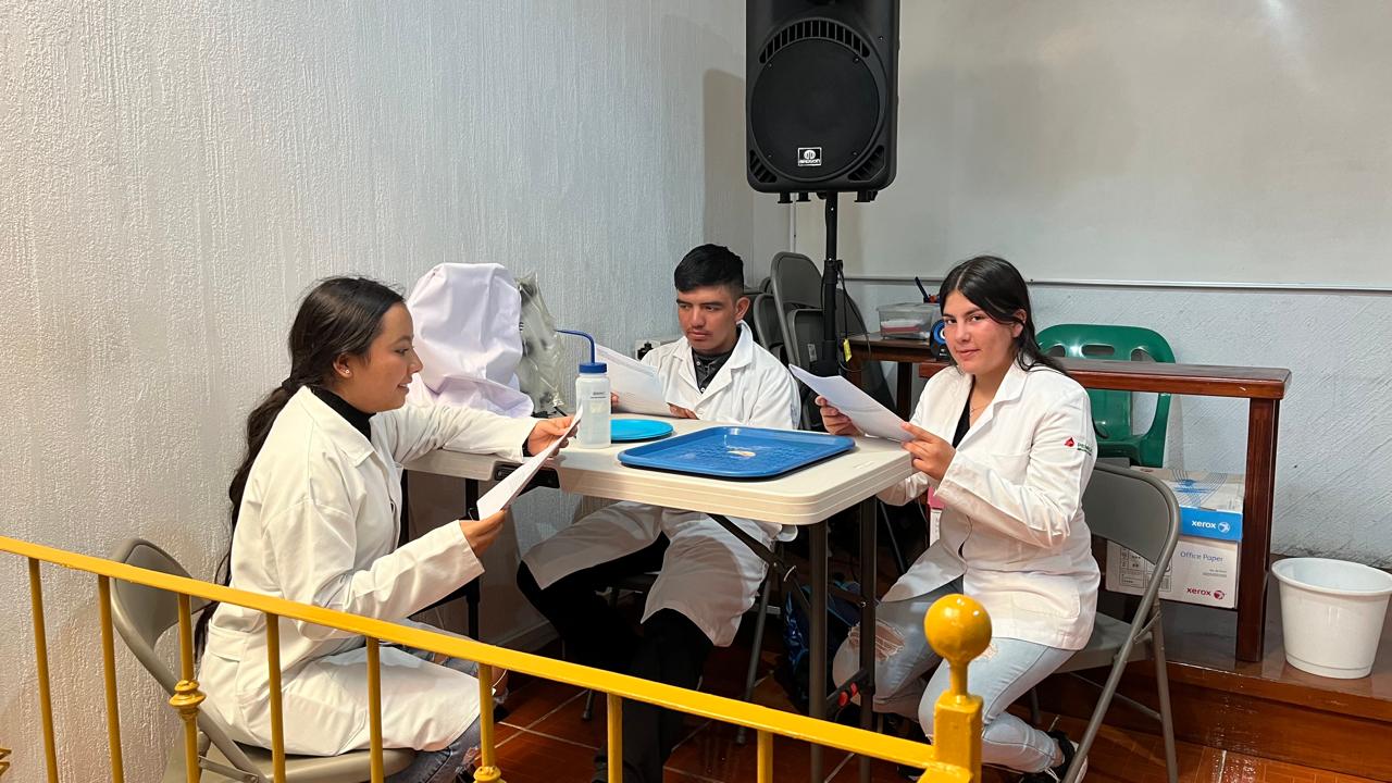 Estudiantes del Cecytem se preparan rumbo a la Olimpiada Estatal de Biología.
