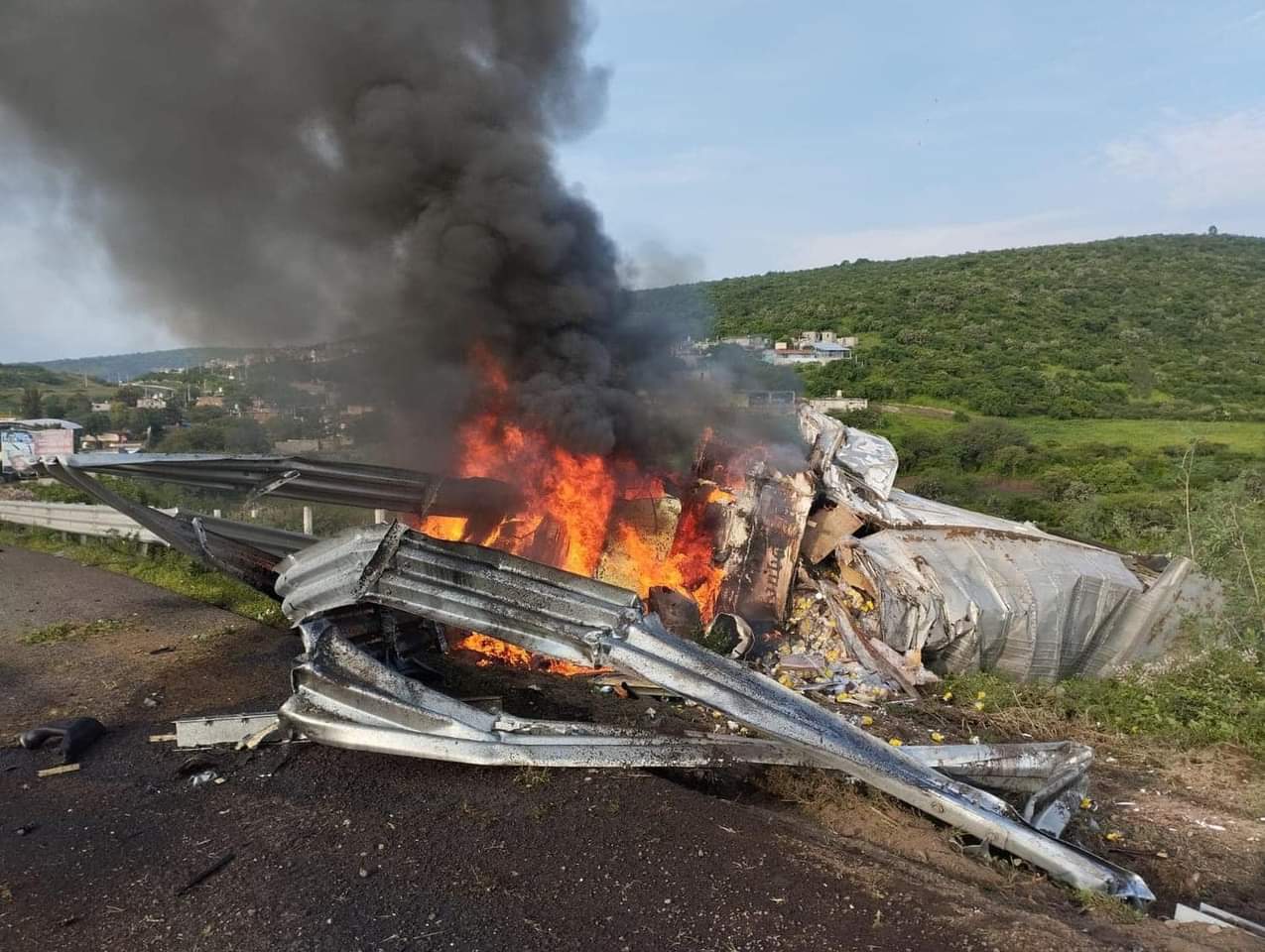 Tragedia en la carretera Morelia-Salamanca: Conductor muere en incendio de camión.