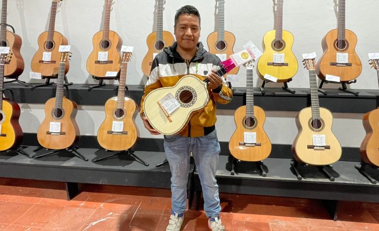 Entregan premios a ganadores del concurso de Guitarra y Juguete en Paracho.