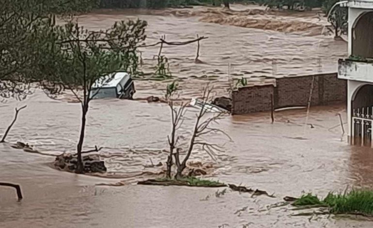 Tromba azota Tlazazalca y Purépero, Michoacán: Inundaciones y daños en carretera.