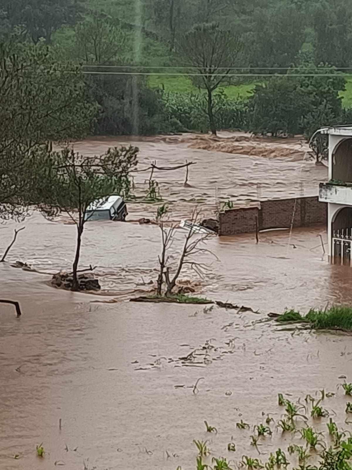 Tromba azota Tlazazalca y Purépero, Michoacán: Inundaciones y daños en carretera.