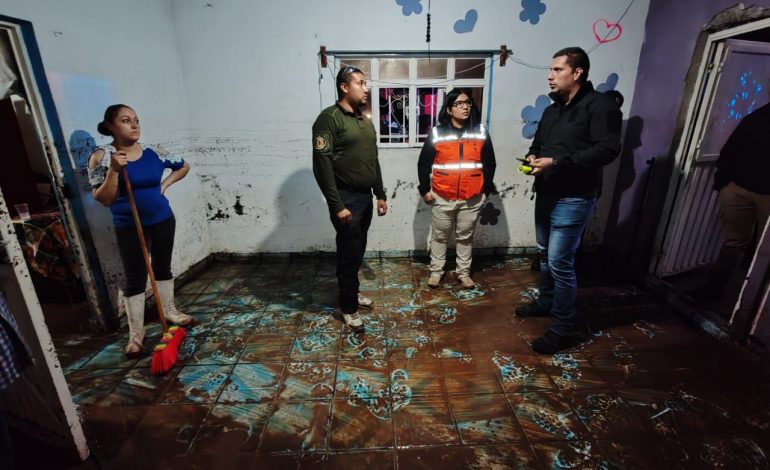 Protección Civil Estatal atiende afectaciones ante el desbordamiento del río Puruzaro en Tlazazalca.