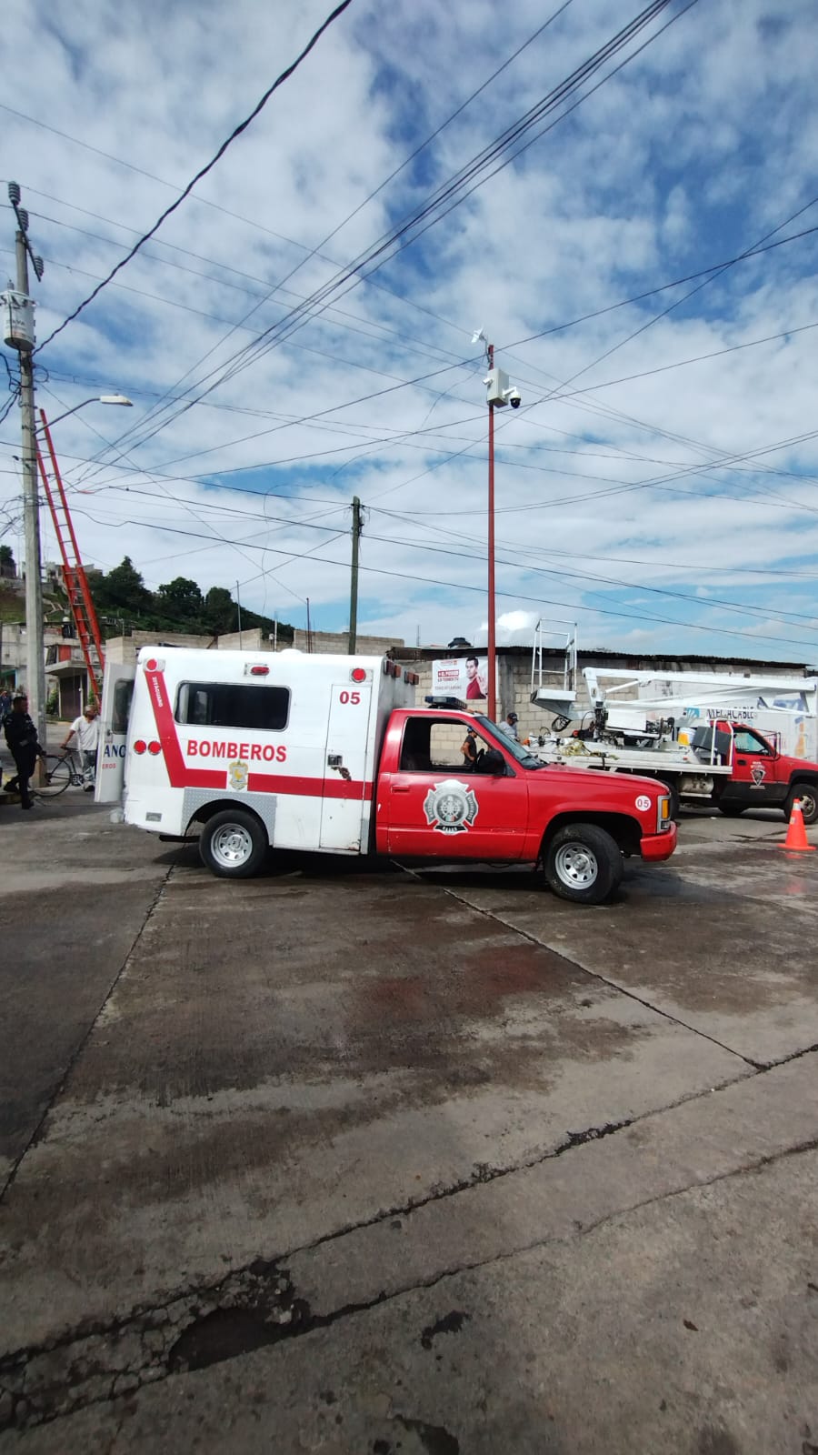 «Tragedia en #Zitácuaro: Dos personas se electrocutan, una fallece y otra resulta herida».