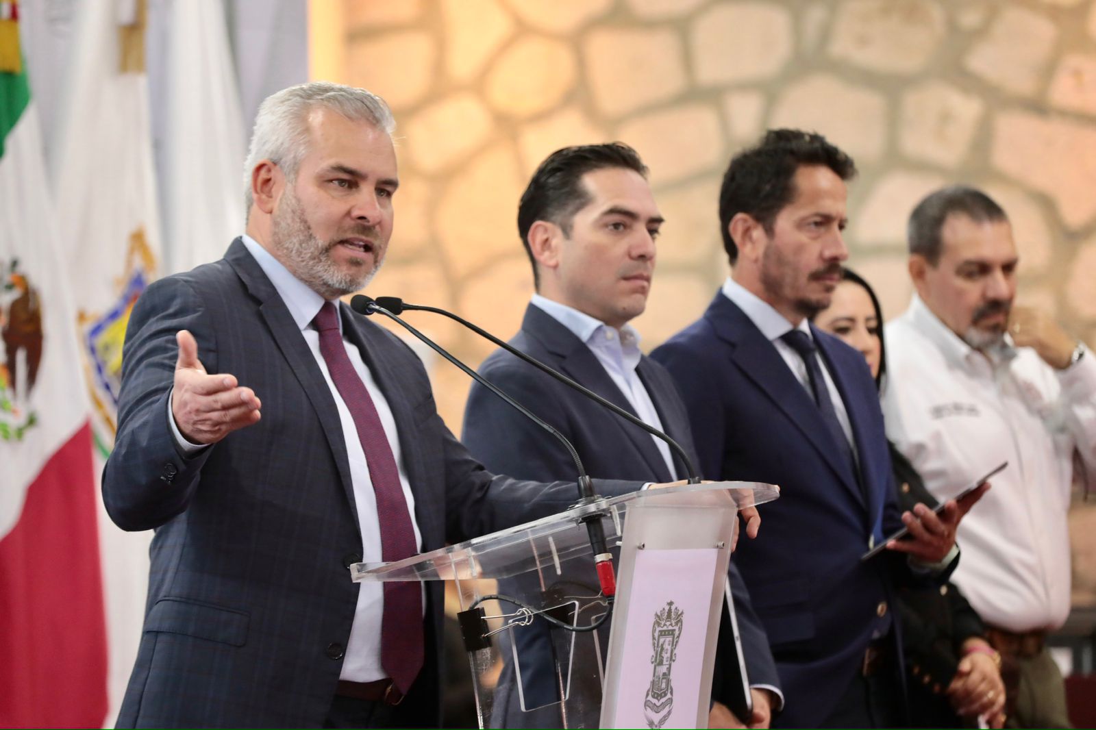 Bedolla propone a Sheinbaum autopista de la agroexportación Uruapan-Zamora.