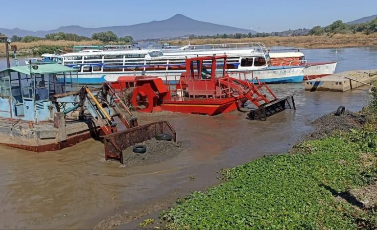 Para recuperar el lago de Pátzcuaro se han retirado más de 45 mil metros cúbicos de lodo.