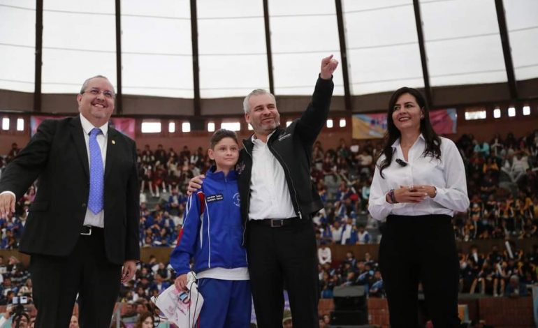 Otra vez, van 200 mil pares de tenis para alumnos de secundaria.