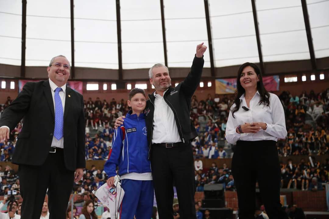 Otra vez, van 200 mil pares de tenis para alumnos de secundaria.