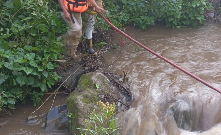 «Búsqueda intensiva en río San Juan: Bomberos de Zitácuaro buscan a masculino arrastrado por corriente»