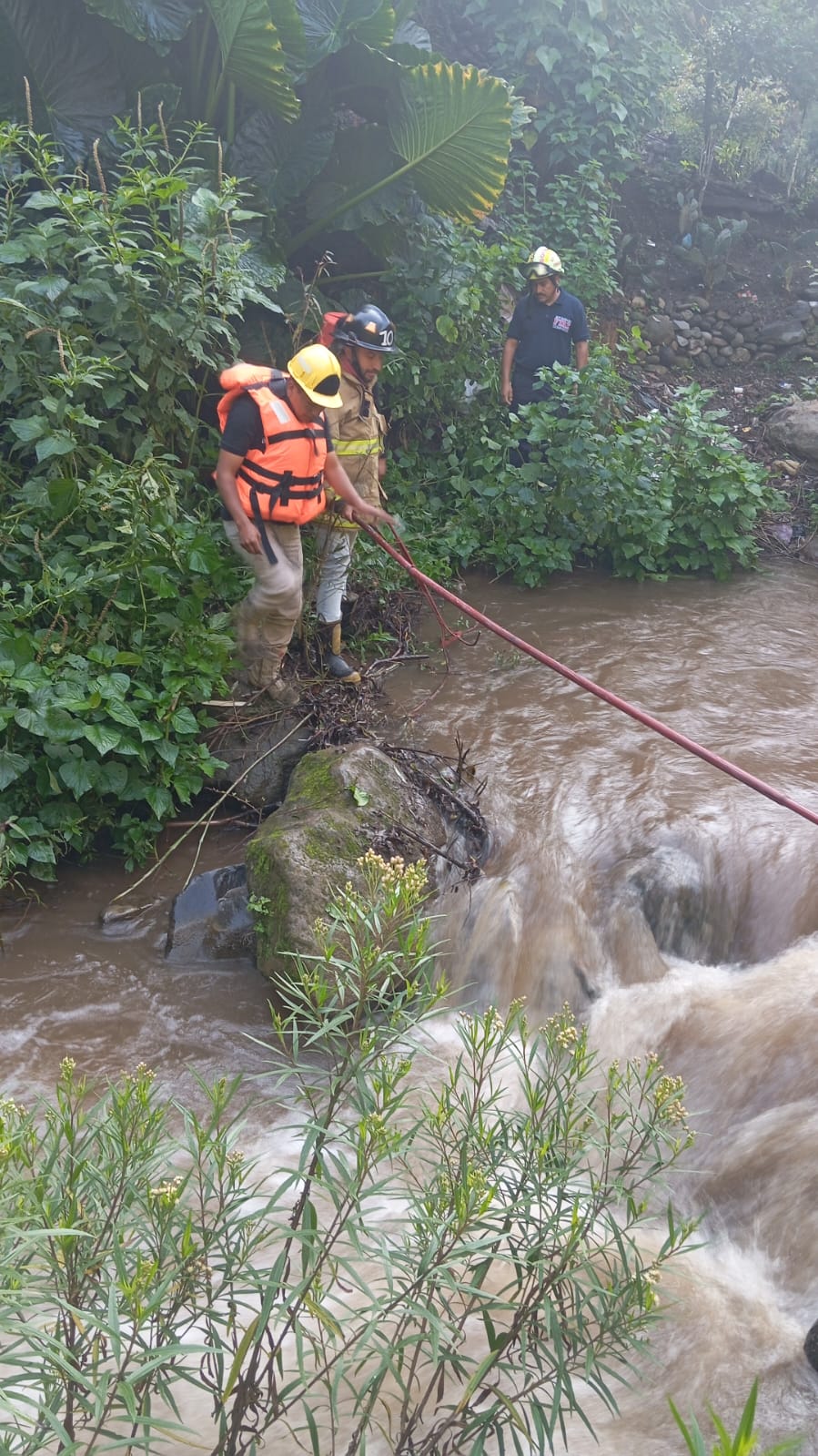 «Búsqueda intensiva en río San Juan: Bomberos de Zitácuaro buscan a masculino arrastrado por corriente»