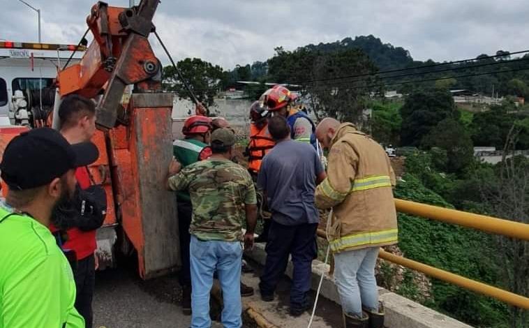 Logran rescatar cadáver de hombre desaparecido en El Puente de Fierro, Zitácuaro.