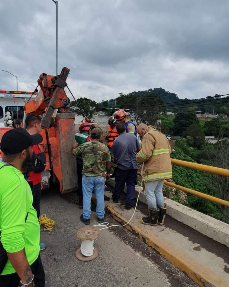 Logran rescatar cadáver de hombre desaparecido en El Puente de Fierro, Zitácuaro.