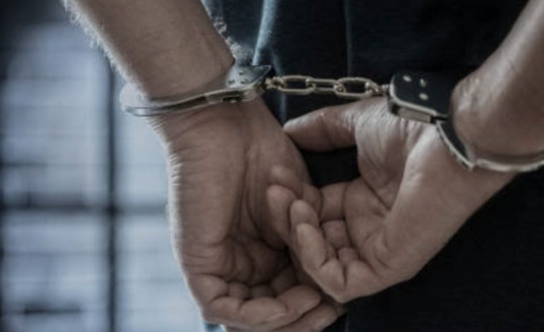 Detiene FGE a César Arturo “N”, presunto responsable de extorsionar a un comerciante en Zitácuaro