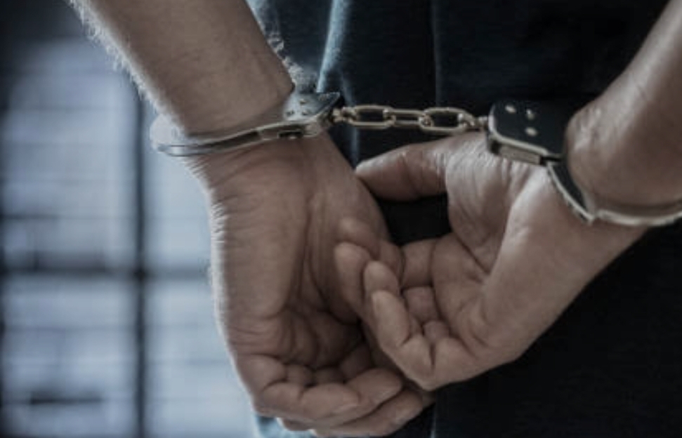 Detiene FGE a César Arturo “N”, presunto responsable de extorsionar a un comerciante en Zitácuaro