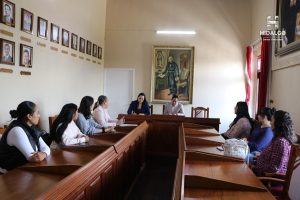 Jeovana Mariela Alcantar Baca, atiende a directivos y padres de familia del Jardín de Niños María Helena Chanes.