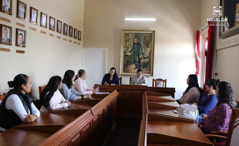 Jeovana Mariela Alcantar Baca, atiende a directivos y padres de familia del Jardín de Niños María Helena Chanes.