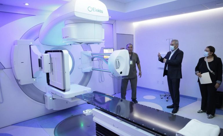 Bedolla moderniza servicios de salud en Michoacán con equipo para tratar el cáncer