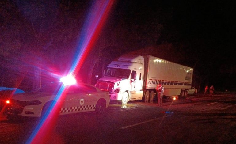 EN LA CARRETERA GUADALAJARA-MORELIA, GUARDIA NACIONAL RECUPERA TRACTOCAMIÓN Y CAJA SECA CON PRODUCTOS DE FERRETERÍA