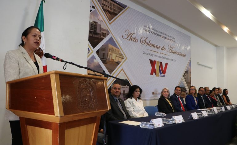 Jeovana Mariela Alcántar Baca, asistió a la ceremonia con motivo del XIV Aniversario de la Unidad Profesional de Ciudad Hidalgo de la UMSNH