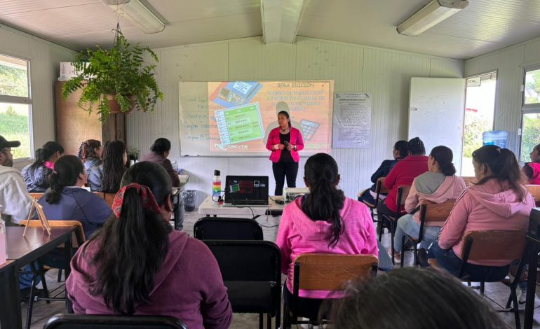 Brinda Cecytem Tzintzuntzan, curso para familiares de estudiantes de nuevo ingreso