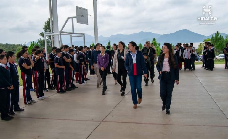 ​Jeovana Mariela Alcántar Baca, visitó la Escuela Secundaria Técnica 151 ubicada al norte de la población.