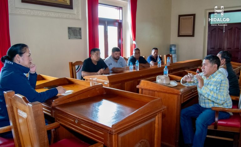 Jeovana Mariela Alcántar Baca, se reunión con el Jefe de Tenencia de San Bartolo y un grupo de Transportistas de la Ruta Gris