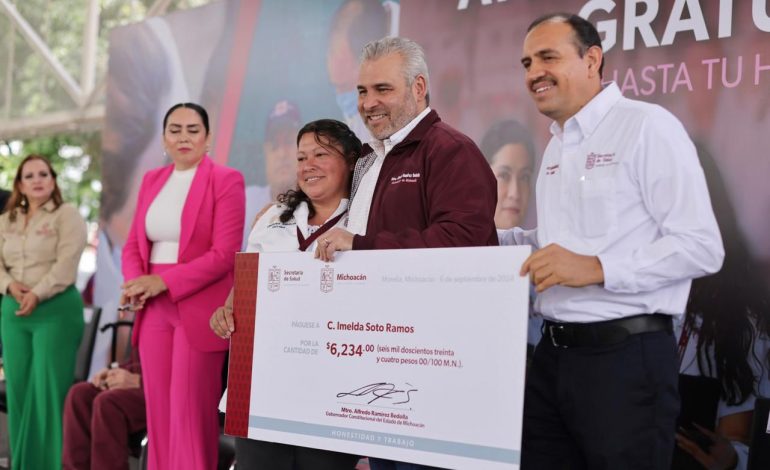 Entrega Bedolla apoyos económicos y médicos del programa Salud en tu Familia