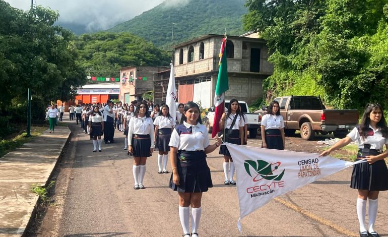 Con fervor patrio, estudiantes del Cecytem desfilaron por el 214 Aniversario de la Independencia de México
