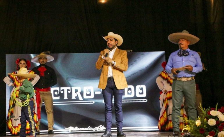 Recibe Humberto Jiménez Solís, Fuego Patrio conmemorativo al 214 aniversario de la Independencia de México