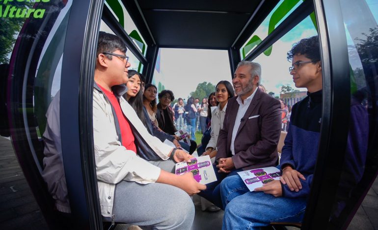Bedolla muestra a estudiantes de la UMSNH cabina del teleférico de Morelia