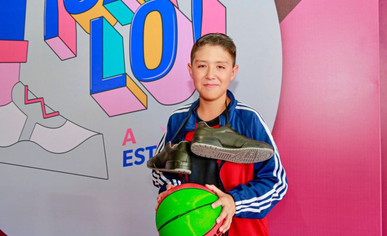Avanza ciclo escolar con entrega de tenis para más de mil 600 escuelas