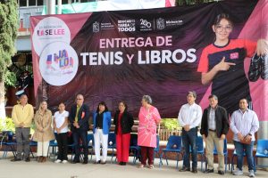 En representación de la Presidenta Municipal, Jeovana Alcántar Baca, la Lic. Fernanda Marín Monrroy, asistió a la entrega de calzado y libros