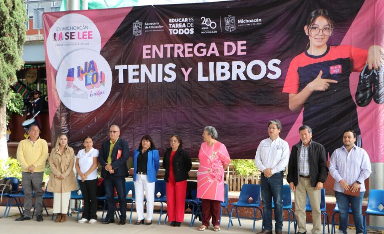 En representación de la Presidenta Municipal, Jeovana Alcántar Baca, la Lic. Fernanda Marín Monrroy, asistió a la entrega de calzado y libros