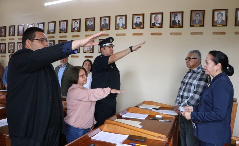 Jeovana Alcántar Baca, toma protesta al secretario del Ayuntamiento, director de Seguridad Pública y Tesorera Municipal.