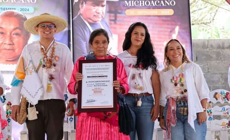 Gobierno estatal homenajea a 63 artesanos por 25 años de trayectoria