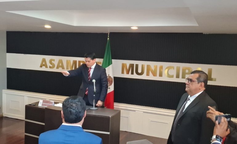 Toño Ixtláhuac rinde protesta como presidente municipal de Zitácuaro.