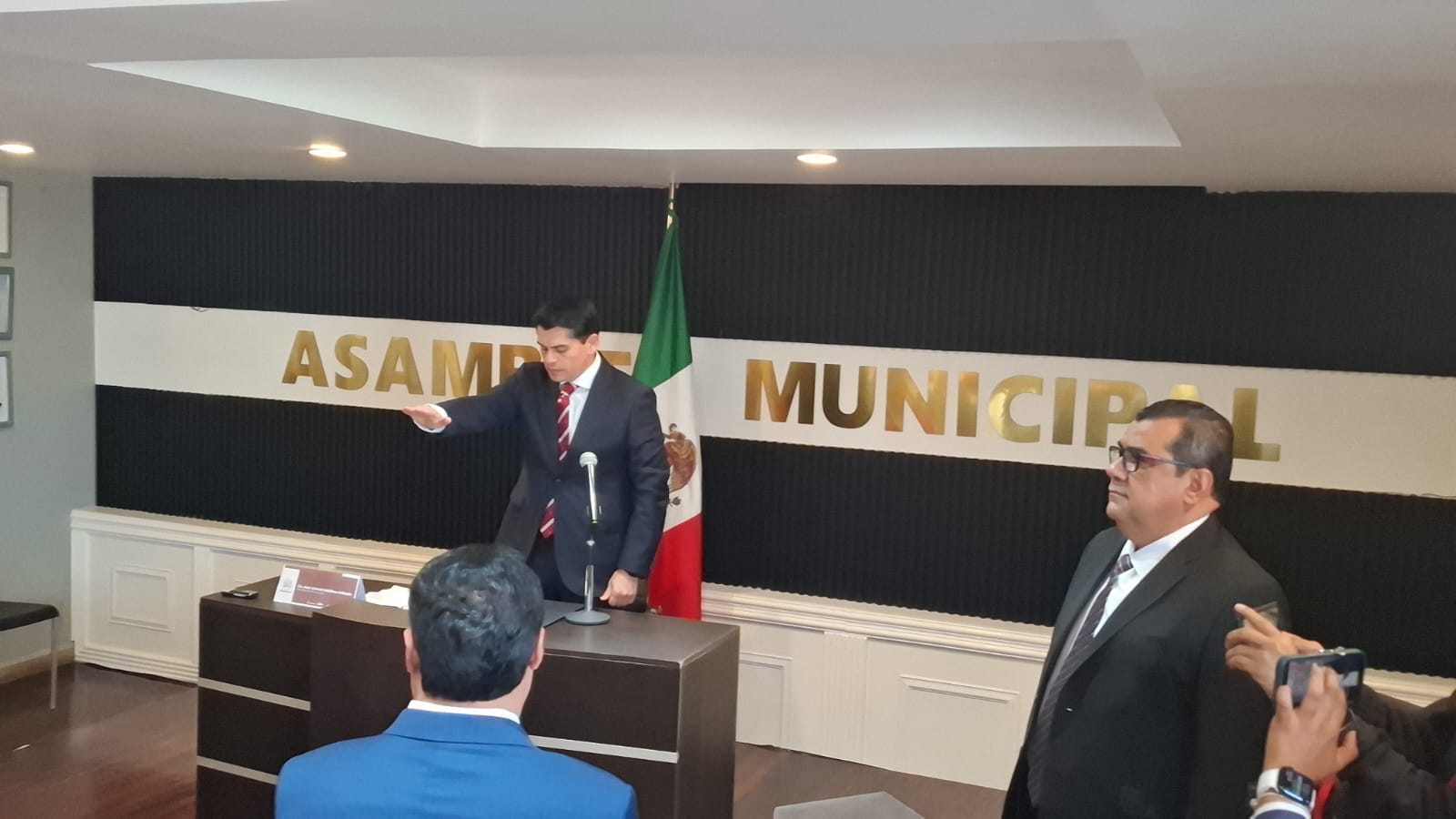 Toño Ixtláhuac rinde protesta como presidente municipal de Zitácuaro.