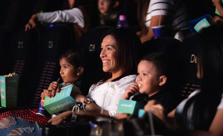 Gobierno de Michoacán promueve el derecho al esparcimiento de la niñez; disfrutaron de película Gigantes.