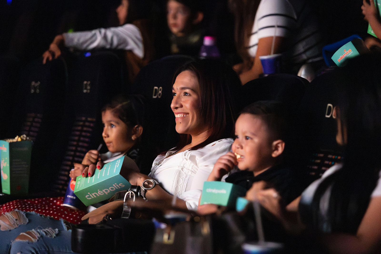 Gobierno de Michoacán promueve el derecho al esparcimiento de la niñez; disfrutaron de película Gigantes.