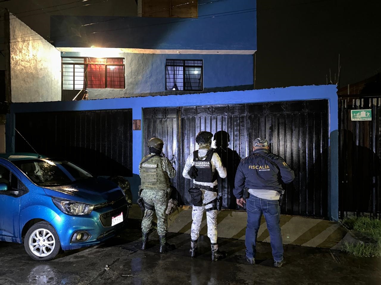 Fiscalía General asegura narcóticos y detiene a dos personas, en cateo a un domicilio de la colonia Unión.