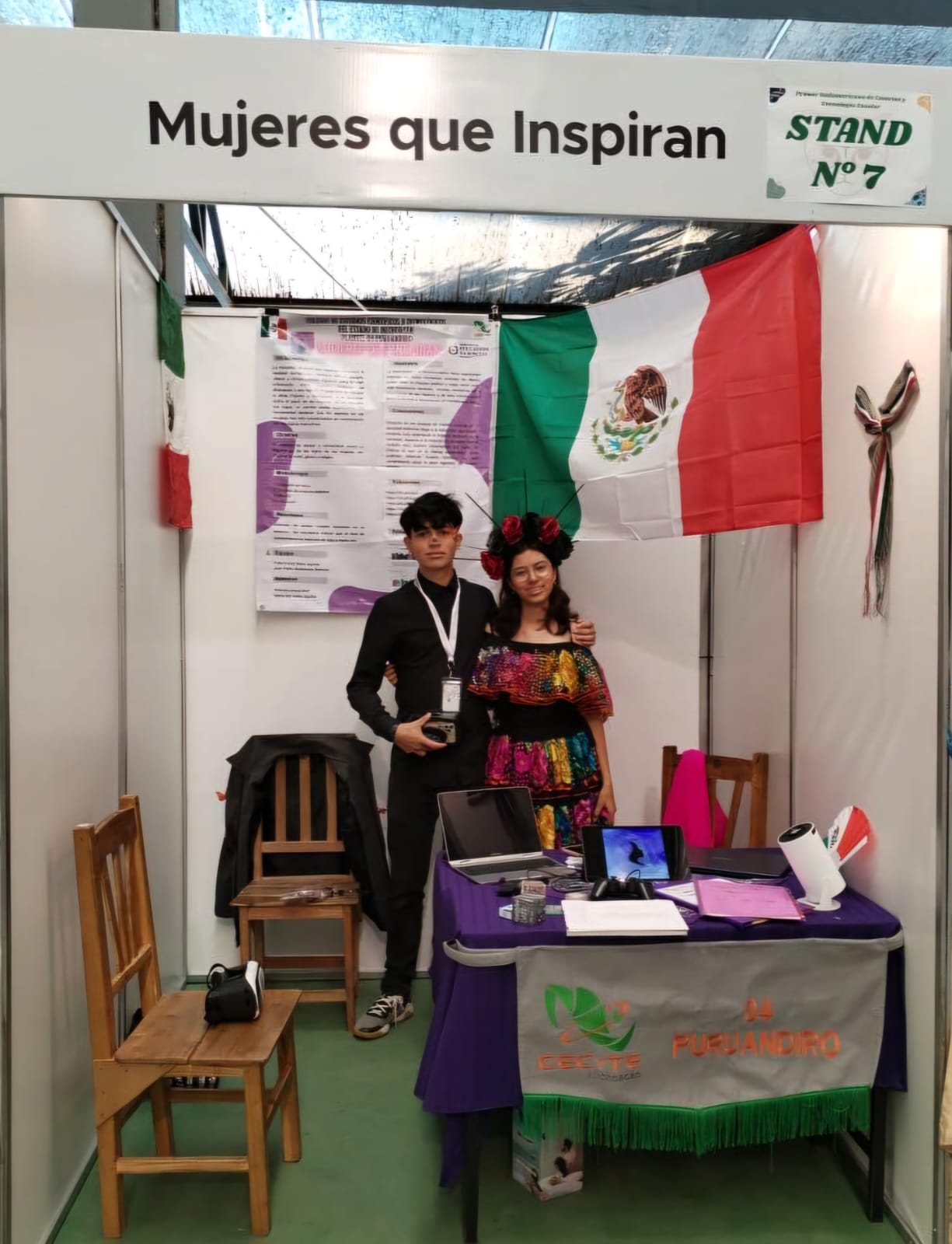 Estudiantes del Cecytem exponen proyectos científicos en Paraguay.
