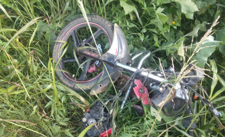 Accidente de motocicleta en carretera Zitácuaro-Morelia deja tres personas lesionadas