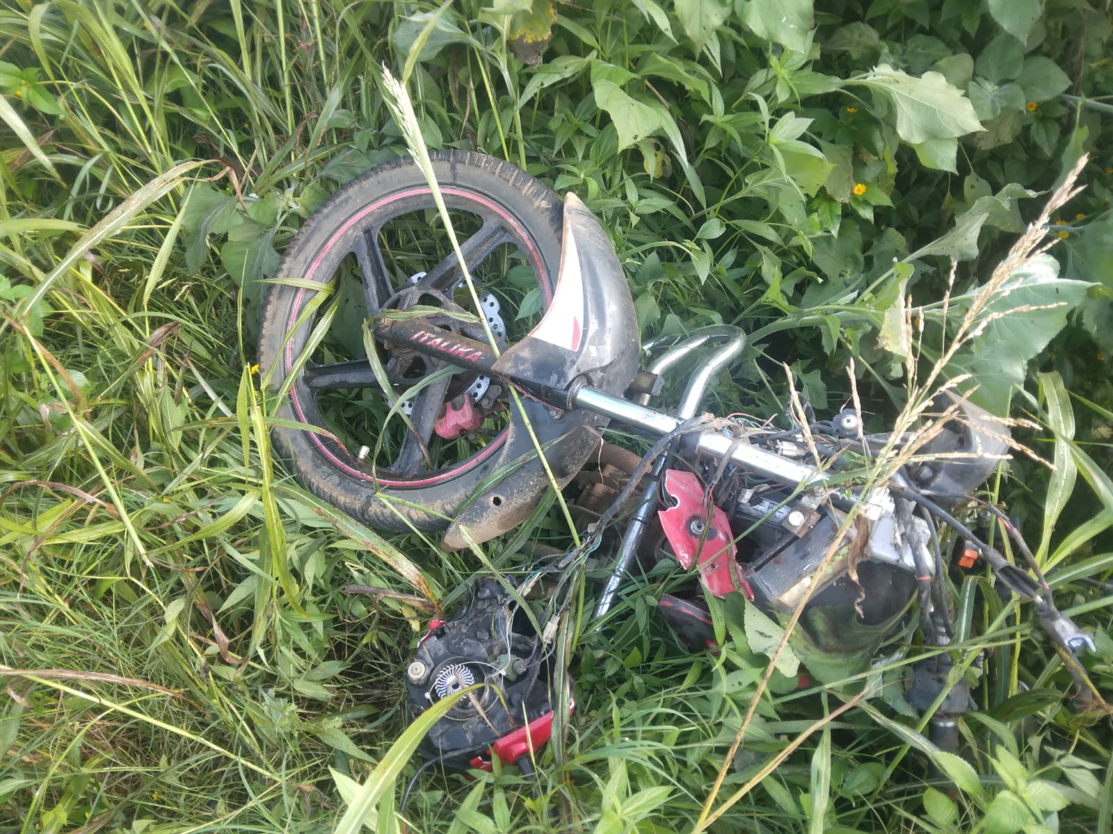 Accidente de motocicleta en carretera Zitácuaro-Morelia deja tres personas lesionadas