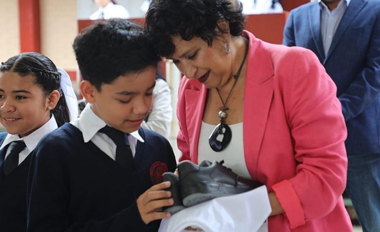 Llegan tenis para más de 33 mil estudiantes de Morelia y Cuitzeo.