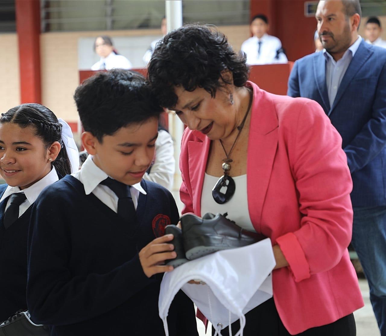 Llegan tenis para más de 33 mil estudiantes de Morelia y Cuitzeo.