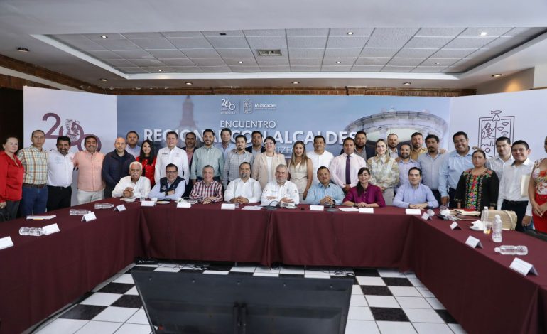 Bedolla reitera apoyo a municipios para desarrollar obras y acciones.
