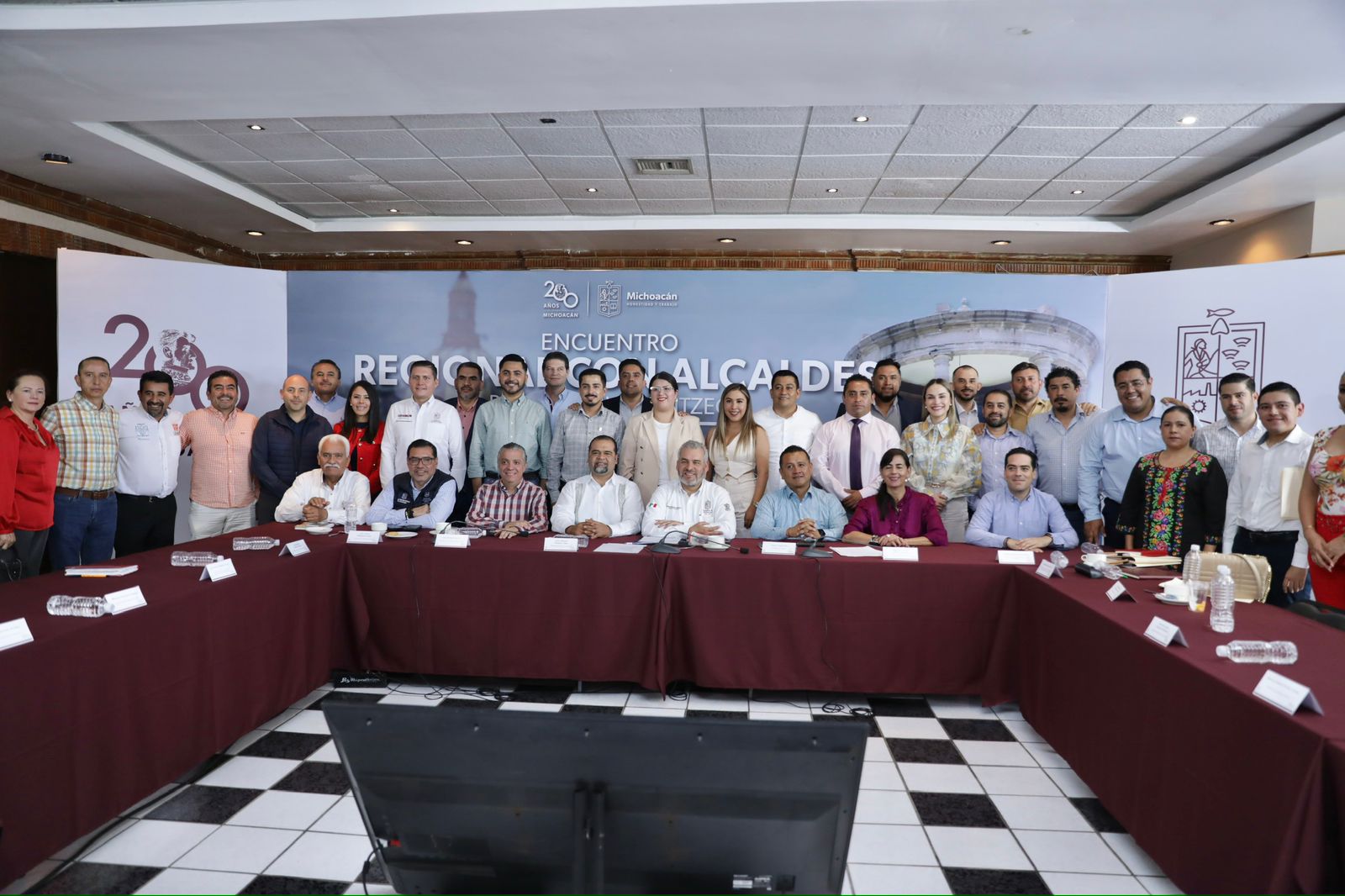 Bedolla reitera apoyo a municipios para desarrollar obras y acciones.
