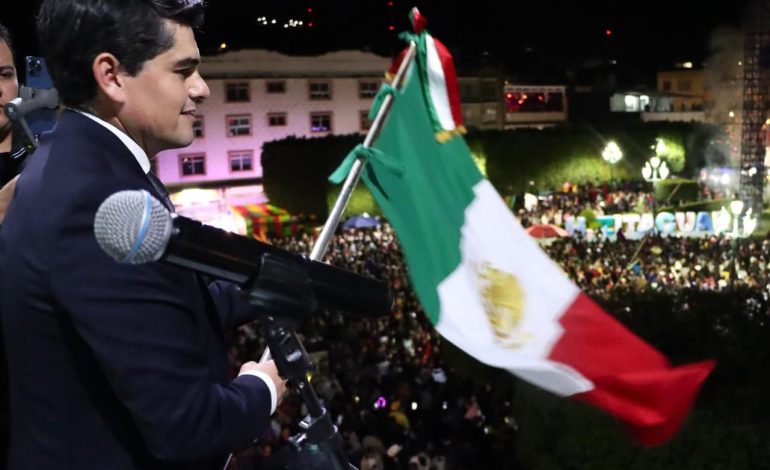 Encabeza el alcalde Toño Ixtláhuac el Grito de Independencia en Zitácuaro 